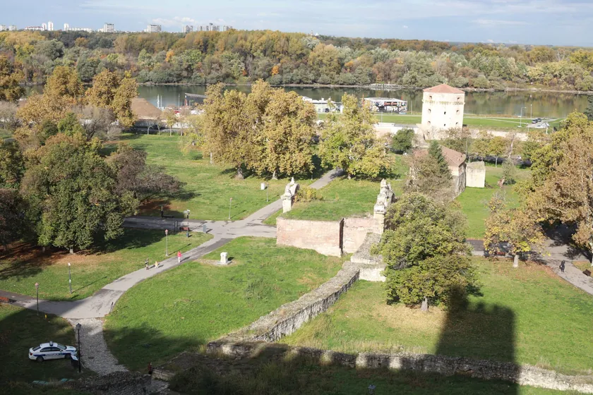 Kalemegdanda halk kahramanlarının anıtları Nazi sembolleriyle kirletildi