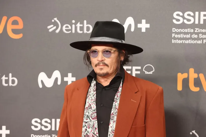 Johnny Depp Yeni Rolünde Tanınmaz Halde. Film Çekimlerinden Fotoğraflar Yayımlandı.