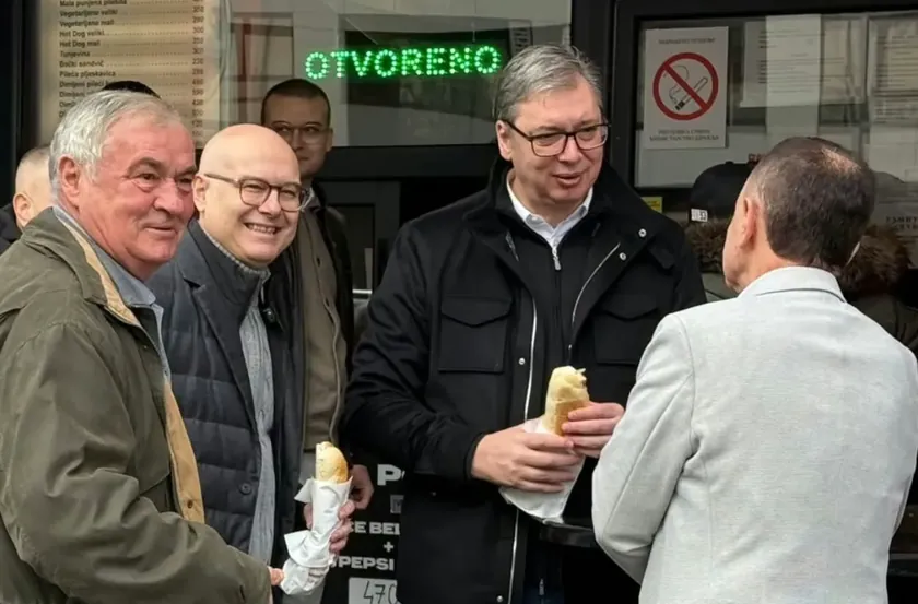 Novi Sad'daki öğrenciler Vučić'in çekilmesine rağmen protestolarını sürdürüyor