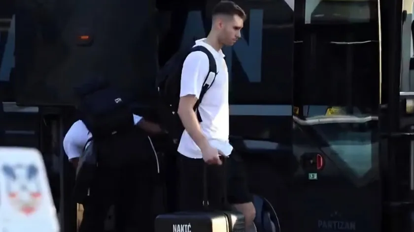 Partizan Koşarkacısı Marija Nakić'i Beograd Havaalanında Takım Arkadaşlarıyla Karşıladık