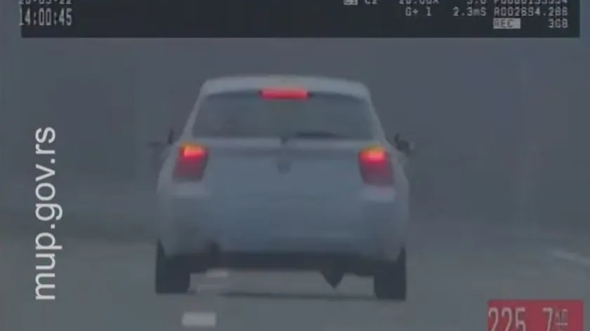 Sırbistan'da Valjevo yakınlarında aşırı hız yapan bir kadın sürücü trafiği tehlikeye attı