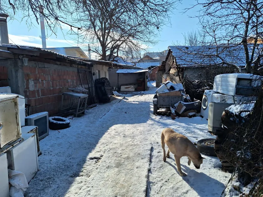 Romsko naselje Crvena Zvezda Niš'te iki aydan fazlasıdır elektriksiz