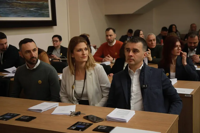 Belgrad Meclisi Oturumunda Gizemli Siyah Kapüşonlu Kişiler Tartışma Konusu Oldu