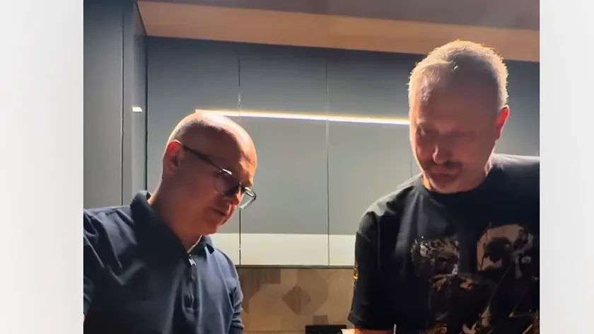 Sırp ileri politikacı Miloš Vučević, Instagram'da kuzeniyle birlikte hazırladıkları Krajiški özel yemeği olan "ljeušu"yu gösteren bir video paylaştı.