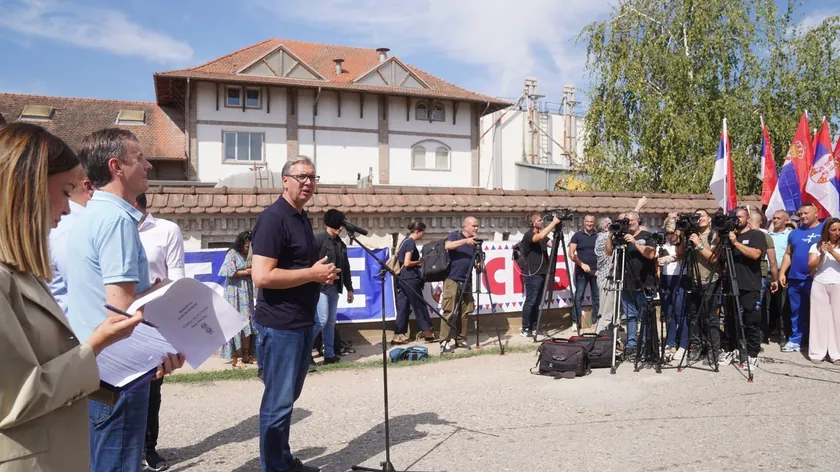 Sırbistan Cumhurbaşkanı Aleksandar Vučić, Maçvanski Bölgesi'nde bulunan bir okulun inşası sırasında yer aldı.