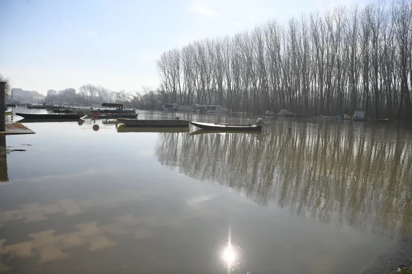 Pančevo'da Tamiş Nehri'nden iki kişi kendini atmış, biri hayatını kaybetmiş.