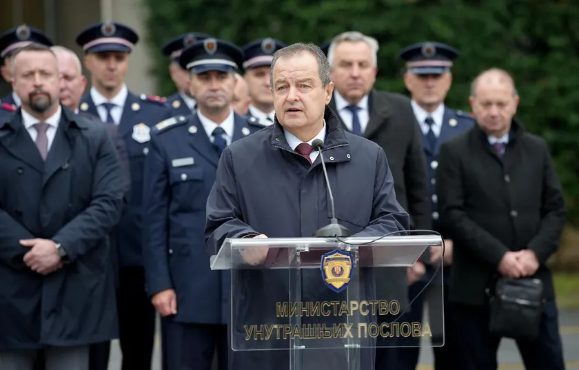 İçişleri Bakanı Ivica Dačić, askeri ve polis reformlarının bu kurumların çöküşüne yol açtığını ve bu nedenle "neredeyse sivil toplum kuruluşlarına dönüştüklerini" bildirdi. Dačić, 18 yıl içinde sekiz yıl polis teşkilatında liderlik yaparken, toplam 32 yılını siyasette geçirdi.