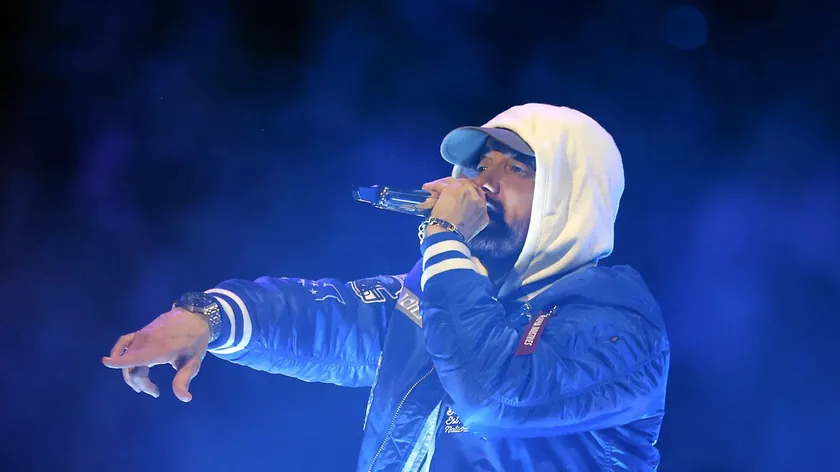 Eminem 100'den Fazla İmzalı Ayakkabıyı Auksiyona Sunuyor