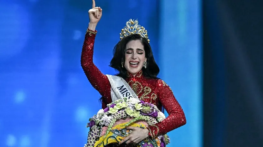 Mis Univerzuma Fatima Boş krununu Allah'a emanet etti.