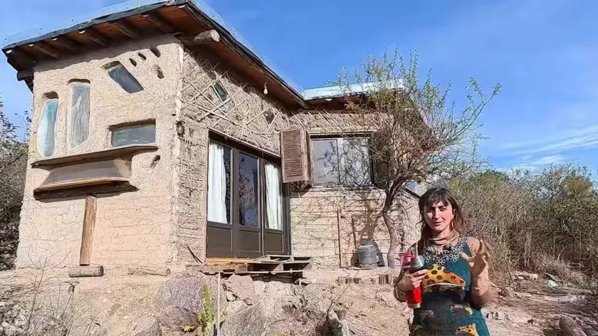 Marijana (38) bir toprak ev inşa etti ve eski 12 araba camı kullandı.