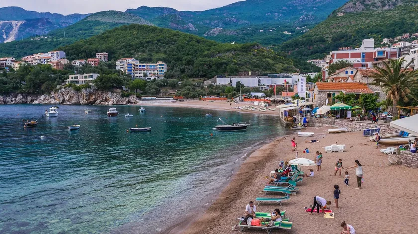 Plaj savaşında yeni bir boyut kazandırıldı, turistlerin Budva'da kum üzerine koyduğu şey herkesi şaşırttı