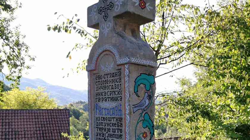 Sırbistan'da bir sürücü anıtı yıktı 350.000 dinar zarar, aile şokta