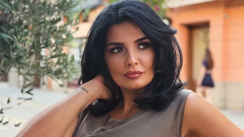 Milena Popović, restoran bahçesinde prekısa şort giyerek dikkat çekti.