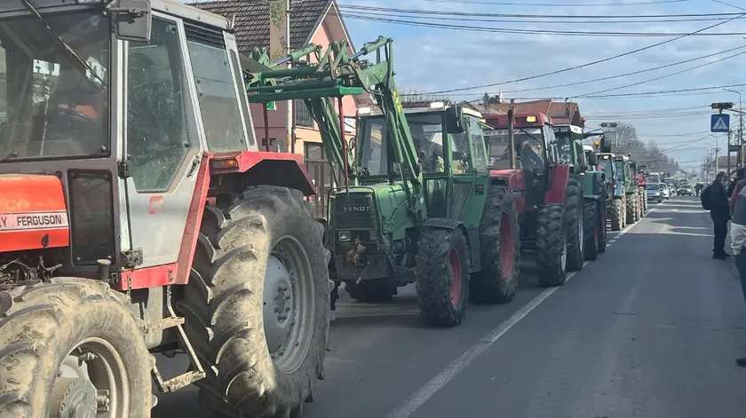 Sırbistan'da süt ve tarım üreticileri Ibar Otoyolu'nu dördüncü gün bloke ediyor