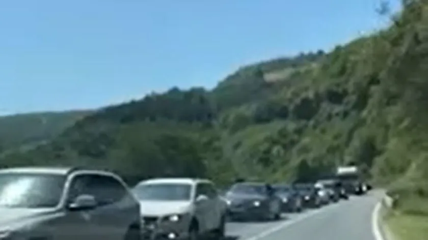 Sırbistan'a girişlerde kilometrelerce uzun kuyruklar oluştu.