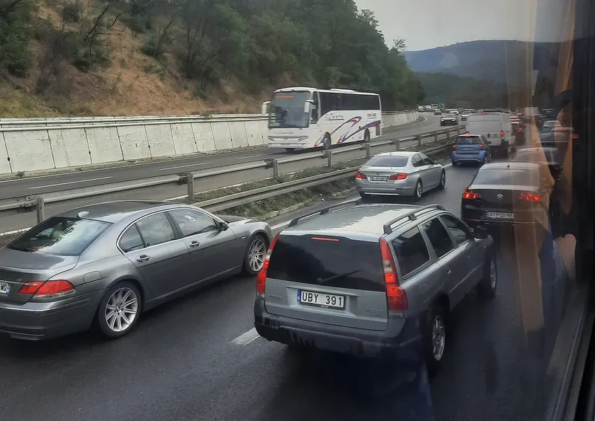 BegaljiÄik brda yakınlarında ağır bir trafik kazası meydana geldi Araç devrildi, polis olay yerinde