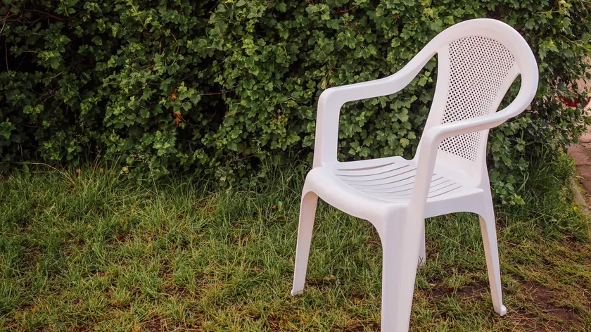 Sırbistan'da Beyaz Plastik Sandalyelerin Temizliğinde Dikkat Edilmesi Gerekenler Uyarısı