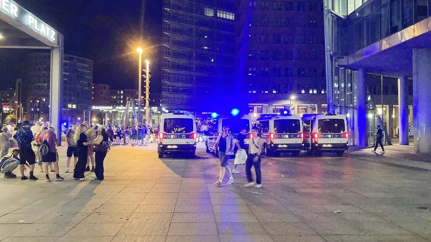 Berlin'de gurur yürüyüşünde bir araba kalabalığa çarptı.
