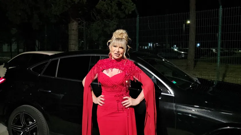 Sırbistan'da ünlü şarkıcı Suzana Jovanović torun bekliyor; kız çocuğu an meselesi