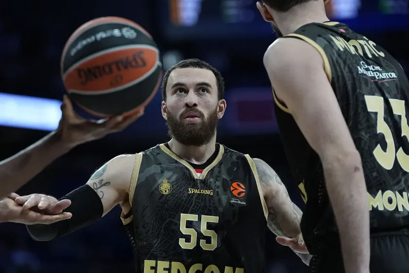 Monaco basketbolcusu Mike James Sırbistan'ın Partizan oyuncusu Bonga'ya takım değiştirme önerisi.