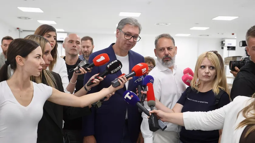 Vučić, EXPO'nun reklam materyallerinin yıktılmasına tepki gösterdi ve Jovino İlkokulu olaylarına değindi.