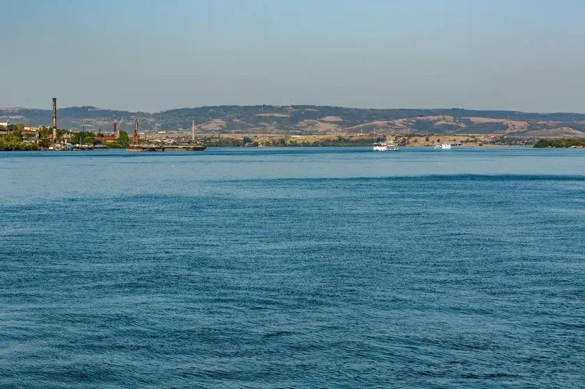 Sırbistan'ın Kladovo şehri deniz kenarında gibi görünüyor.