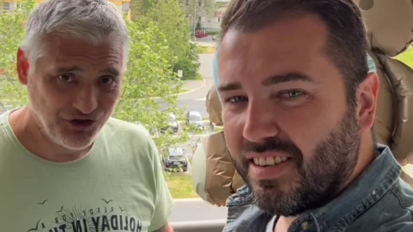 Çedo Jovanović'ın evinde hafta sonu keyfi, Aca Kos şarkı söylüyor