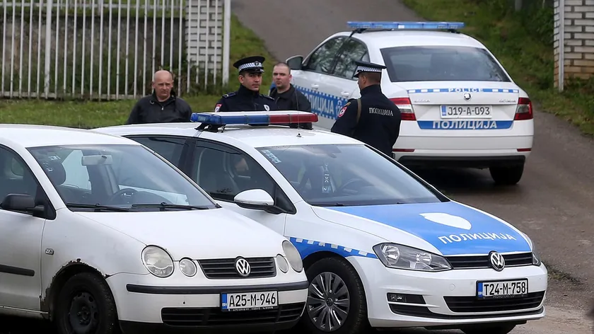 Sırp Cumhuriyeti Laktaş'ta Baba ve Oğulun Cansız Bedenleri Garajda Bulundu Olay Araştırılıyor