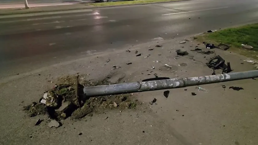 Sırbistan Novi Sad'da taksi şoförü trafik ışığını devirip kaçtı