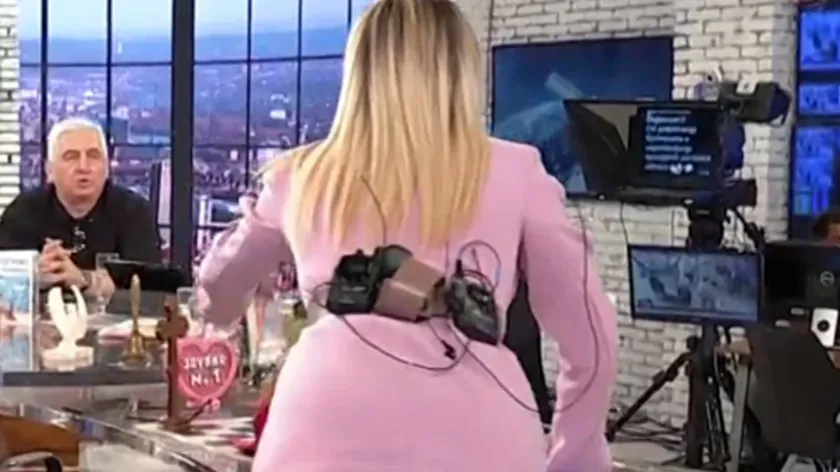 Sırp televizyon sunucusu Jovana Jeremić'in canlı yayında bir skandal yaşanması.
