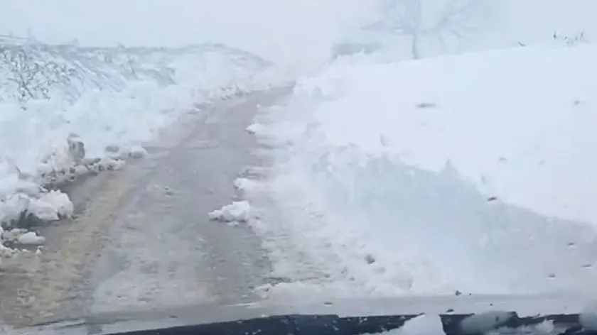 Sırbistan'da bir metreyi aşan kar nedeniyle sürücülere önemli uyarılar yapıldı.