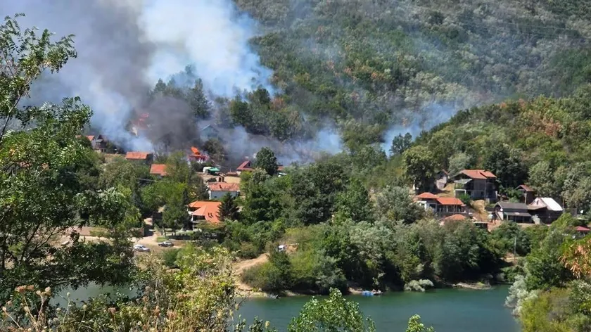 Bovansko Gölü'nde çıkan yangın, hafta sonu köyünü yaktı ve rüzgar nedeniyle yayılmaya devam ediyor.