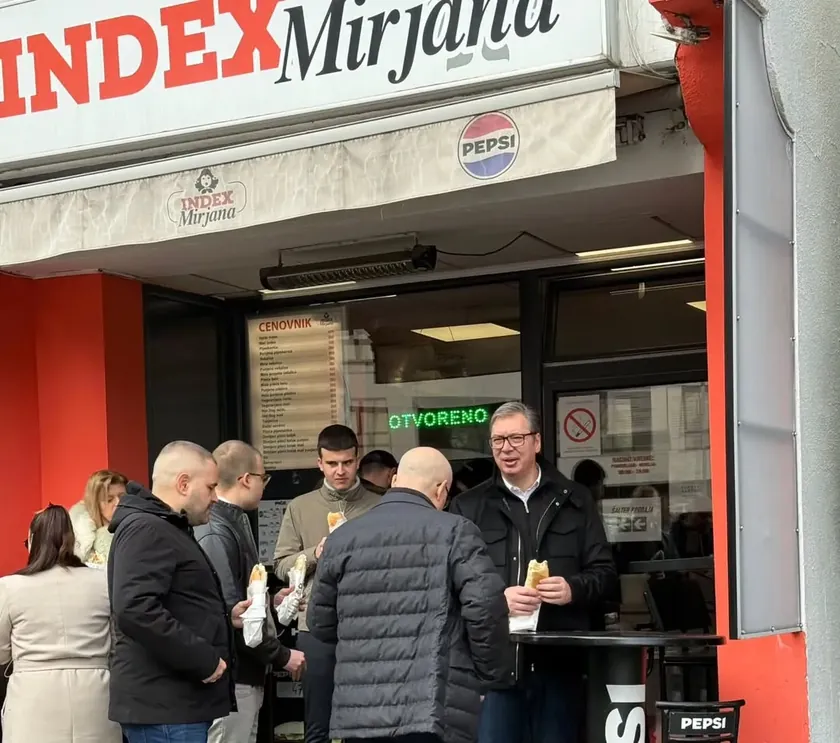 Sırbistan'ın Novi Sad kentinde Cumhurbaşkanı Vučić'in tiyatro ziyaretine karşı protesto çağrısı
