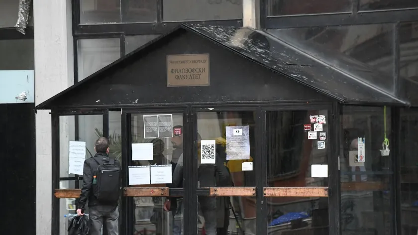 Sırbistan Belgrad'da Kriminal Polis İdaresi Felsefe Fakültesi binasına tekrar girdi.