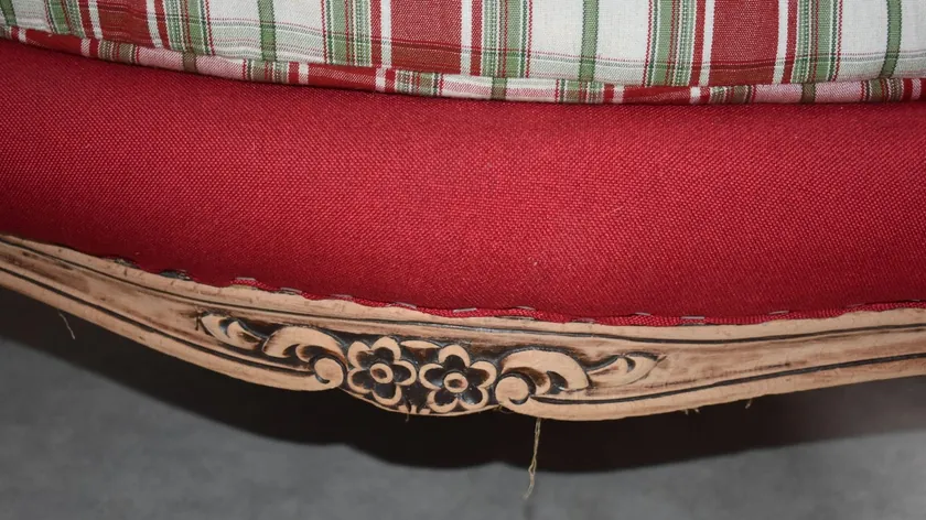 Birleşik Krallık'ta ev alan kadın halının altından beklediği parkeyi bulamadı