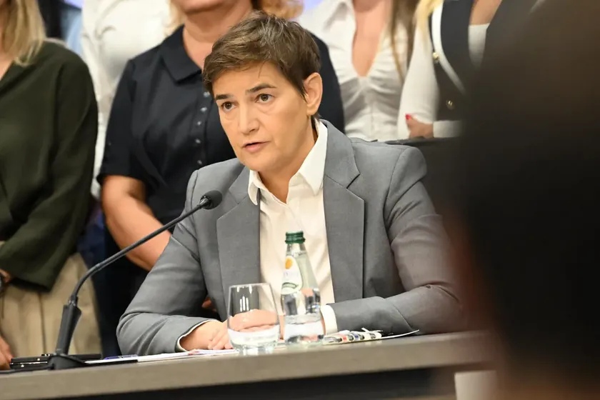 Sırbistan Başbakanı Ana Brnabić, FDU öğrencilerinin yayınladığı spot nedeniyle acil bir basın toplantısı düzenledi.