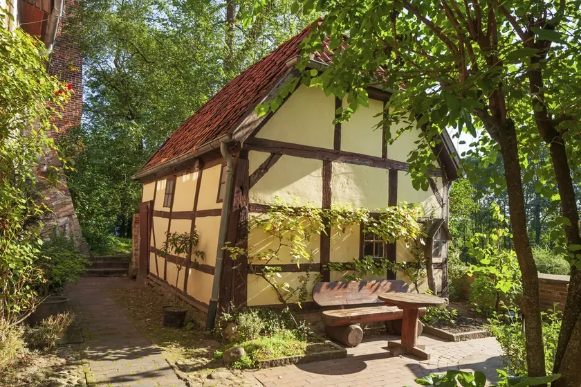 Almanya'da 3.550 Euro'ya Ev Alan Bosna Hersekli Adam İçinde Servet Buldu