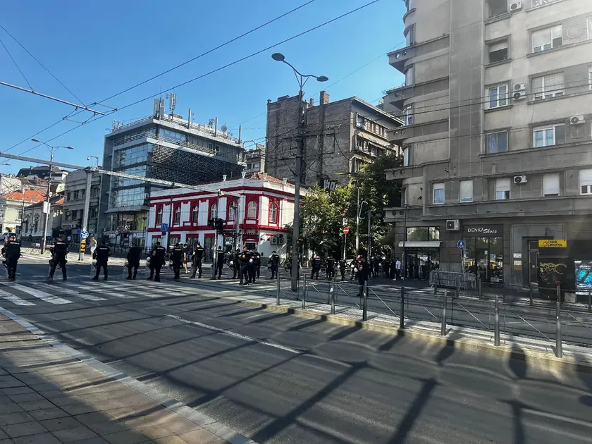 Beograd'da Prajd yürüyüşü yakında başlayacak Gösteriye karşı hazırlıklı polis merkezi bloke etti.