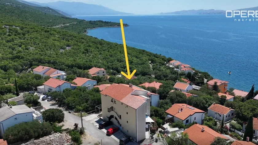 Jadran kıyısında konumlanan daire dikkat çekti Deniz manzarası, iki balkon ve otopark! Metrekare fiyatı 4.400
