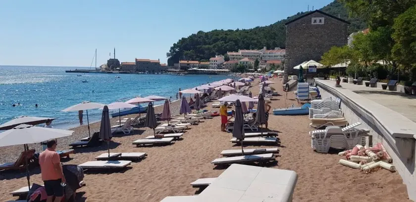 Karadağ'da plajlarda yüzme yasaklandı Su analizlerinde tehlikeli bakteri sayısı aşırı bulundu, kırmızı bayrak açıldı