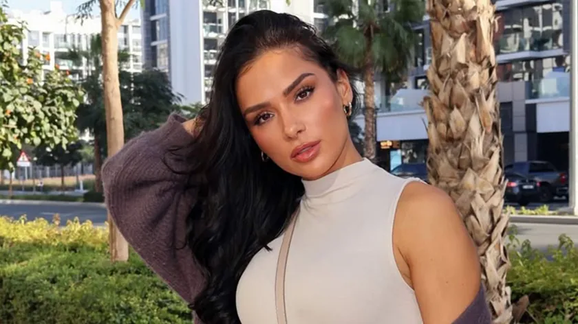 Fenomen Anja Bla Dubai'de Devam Eden Saldırılar Sırasında Yatağını Pencereden Uzaklaştırdı