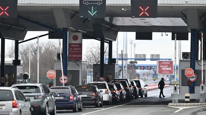 Sırbistan Sınır Kapılarında Yoğunluk: Tır Sürücüleri Saatlerce Bekliyor