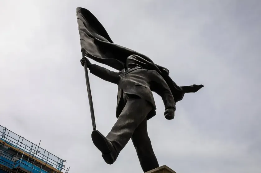 Londra'da gizemli yeni bir heykel ortaya çıktı, Banksy'nin olduğu düşünülüyor.