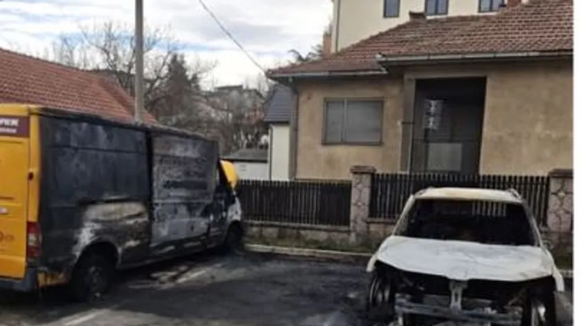 Sırbistan Aranđelovac'ta Belediye Önündeki Otoparkta İki Araç Yakıldı