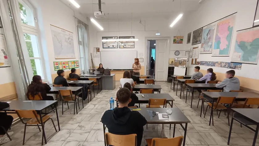 Sırbistan'da sekizinci sınıf öğrencileri deneme sınavında okuduğunu anlamakta zorluk çekiyor.