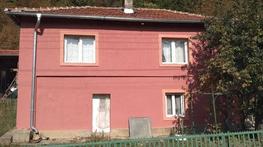 Sırbistan Dimitrovgrad'da Geniş Arazili ve Ormanlı Aile Evi Satışa Sunuldu