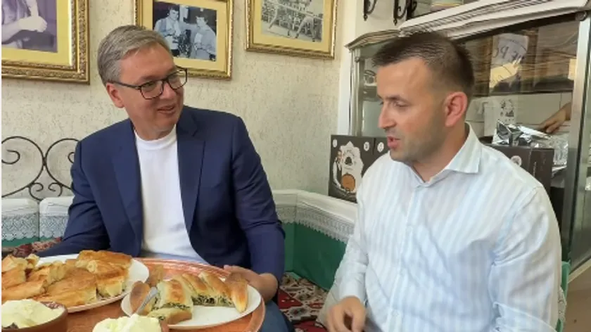 Vučić Novi Pazari'ndaki bir fırında ziyaret gerçekleştirdi.