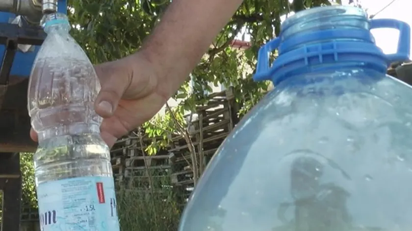 Sırbistan'ın Luçani kasabasında aşırı düşük su seviyesi nedeniyle vatandaşlara uyarı yapıldı.