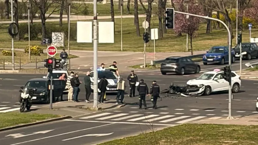 Sırbistan'ın Belgrad kentinde taksi ve motosiklet çarpıştı, bir motosikletli yaralandı