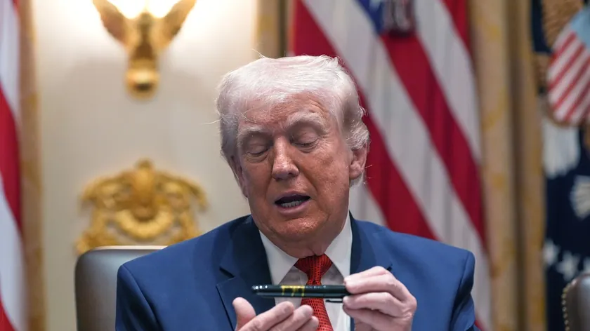 ABD Başkanı Trump İran'ın askeri gücünü yok ettiğini kaydetti, Hürmüz Boğazı uyarısı yaptı